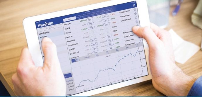 Archivo - Imagen de recurso de la app de Plus500.
