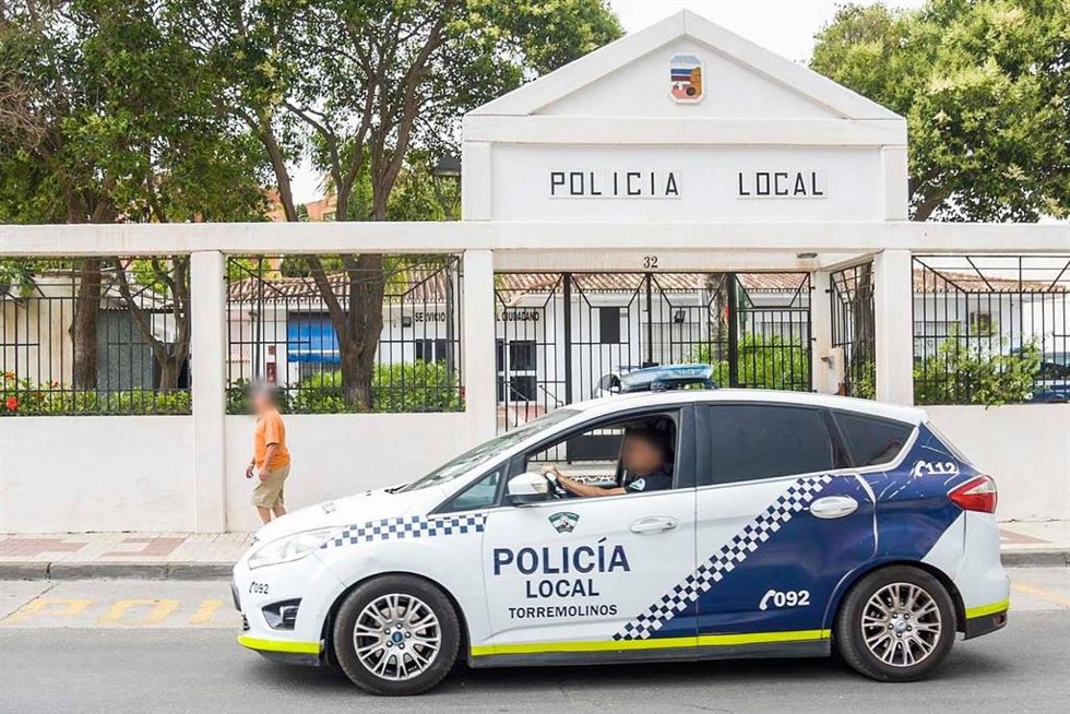 Vehículo de la Policía Local de Torremolinos, a las puertas de la Comisaría
