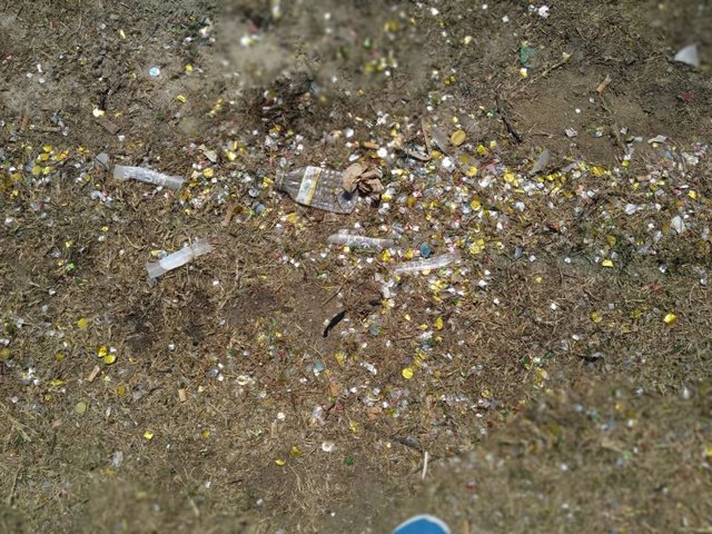 Restos de confeti en la playa de La Magdalena