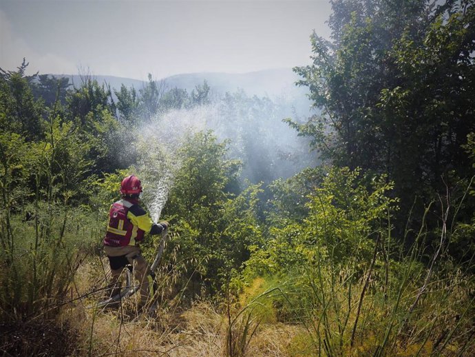 Archivo - Imagen de archivo de un bombero trabajando en la extinción del incendio en Ujué.