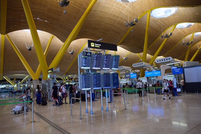 Interior del aeropuerto Adolfo Suárez Madrid-Barajas, a 12 de agosto de 2022, en Madrid (España).