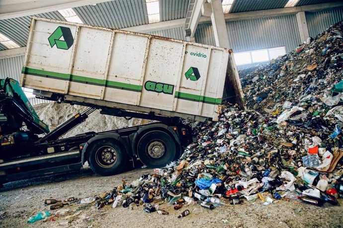 Archivo - Un camión descarga el vidrio en la fábrica de vidrio Calcín Ibérico S.L, a 8 de febrero de 2022, en Quer, Guadalajara, Castilla La-Mancha (España). 