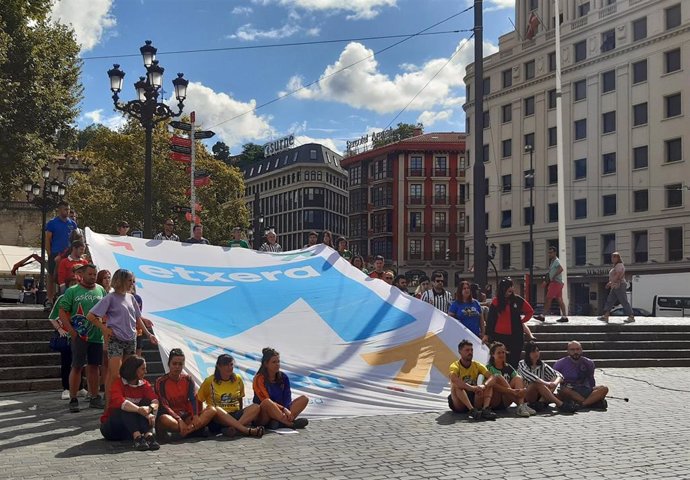 Representantes de las comparsas de Bilbao en la presentación de la manifestación en favor de los derechos de los presos del día 26