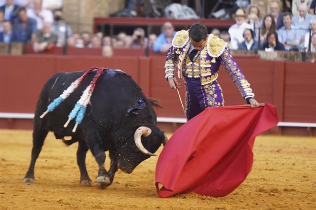 Archivo - José María Manzanares le da un pase natural al último de la tarde durante la quinta corrida de abono de la temporada de toros en la Real Maestranza de Caballería de Sevilla, a 29 de abril de 2022 en Sevilla 