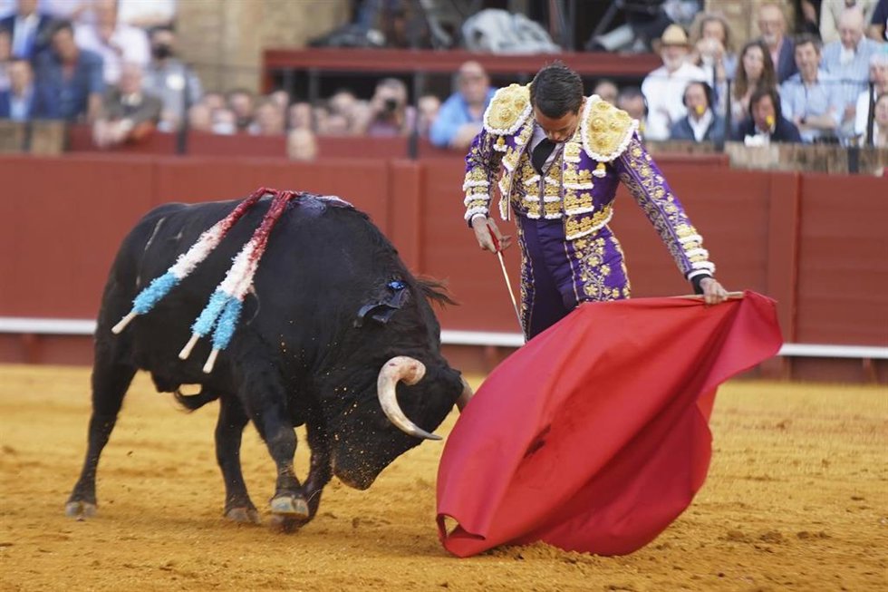 Archivo - José María Manzanares le da un pase natural al último de la tarde durante la quinta corrida de abono de la temporada de toros en la Real Maestranza de Caballería de Sevilla, a 29 de abril de 2022 en Sevilla