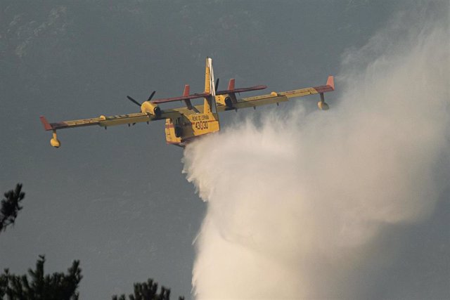 Un avión de extinción de incendios trabaja en la extinción del incendio iniciado en Boiro, a 6 de agosto de 2022, en Boiro, A Coruña (Galicia). La Consellería do Medio Rural ha informado de que la superficie calcinada en el incendio declarado el jueves en