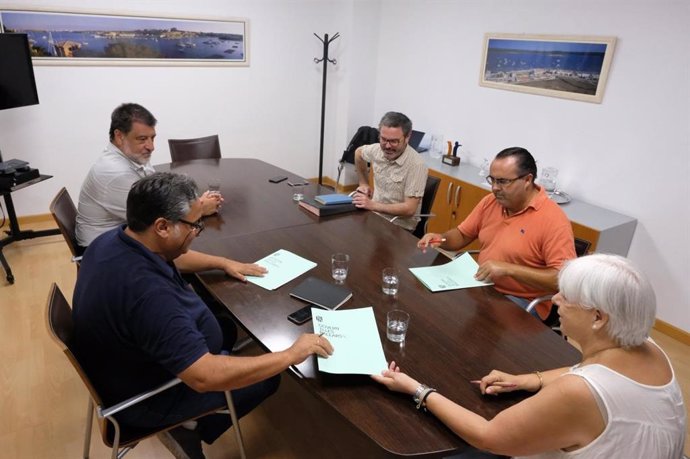 Representantes del Govern, Uneca y Gescomer durante la firma del acuerdo.