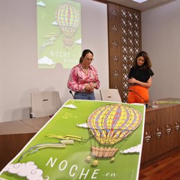 La diputada provincial de la Diputación de Badajoz Dolores María Enrique, y la alcaldesa de Fregenal de la Sierra, Tina Rodríguez, durante la presentación de la Noche en Blanco en Fregenal