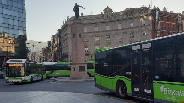 Archivo - Autobuses de Bizkaibus en Bilbao.