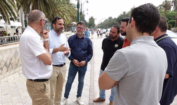 Reunión de ediles del PSOE con responsables del sector del taxi en Málaga