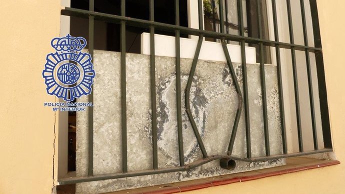 El detenido forzaba los barrotes de las ventanas para robar en los domicilios de Sevilla.