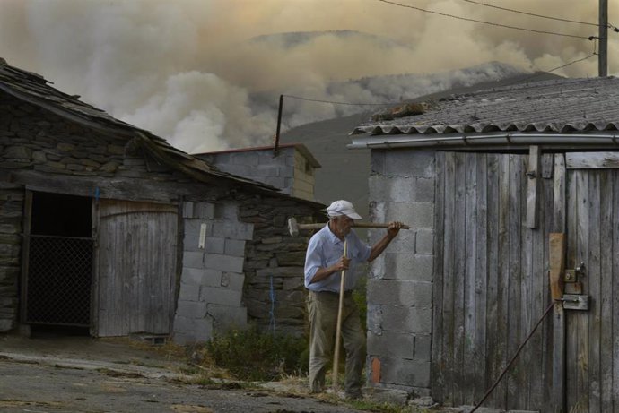 Vista de las llamas del incendio, a 10 de agosto de 2022, en Laza, Ourense, Galicia (España). Según la última actualización provisional de la Consellería de Medio Rural, en el municipio de Laza han ardido unas 740 hectáreas por un incendio que ya amenaz