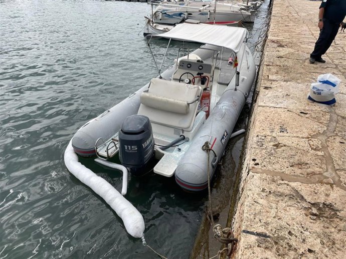 Extinguen una lancha incendiada en Portocolom.