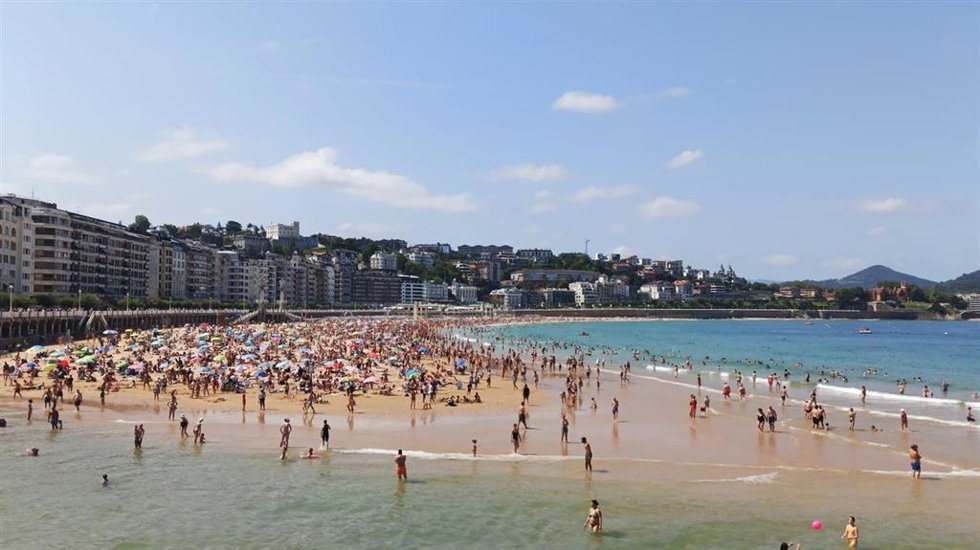 Sol en la playa de La Concha de San Sebastián.