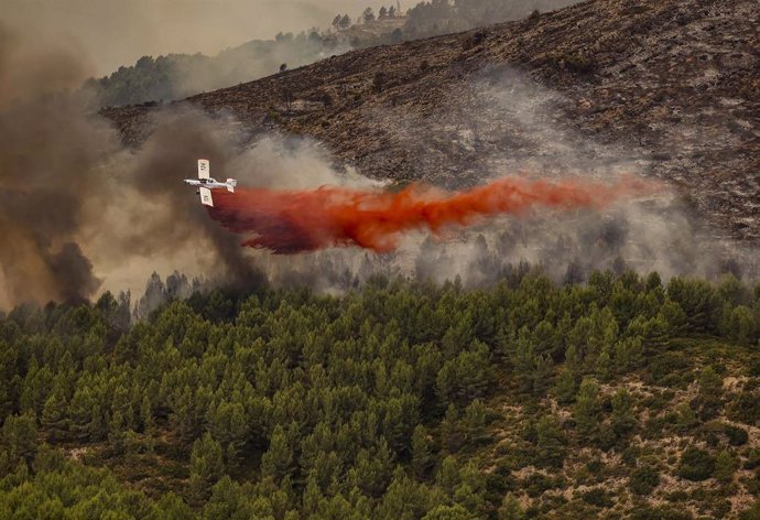 Un helicóptero trabaja en las labores de extinción de un incendio declarado en Bejís