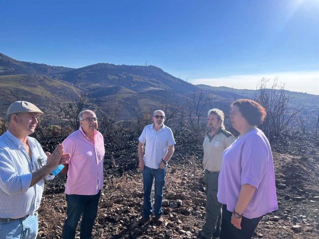 Visita de autoridades, entre ellas la consejera de Agricultura, Begoña García, a la zona afectada por el incendio de Casas de Miravete