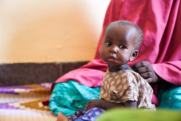 Archivo - Marwo, una niña de 10 meses sentada con su madre en el Banadir Hospital en Mogadishu, Somalia , donde entró con desnutrición severa