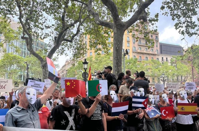 Manifestants davant l'Oficina del Parlament Europeu a Barcelona