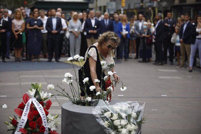 Familiares depositan flores durante el homenaje a las víctimas del atentado del 17 de agosto, en La Rambla, a 17 de agosto, en Barcelona, Cataluña (España).