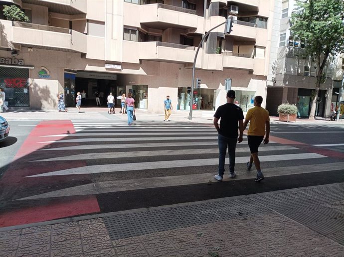 Nuevo paso de cebra elevado en la calle Vara de Rey frente al colegio Agustinas