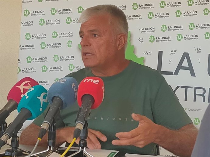 El secretario de La Unión, Luis Cortés, en una rueda de prensa en su sede en Mérida.