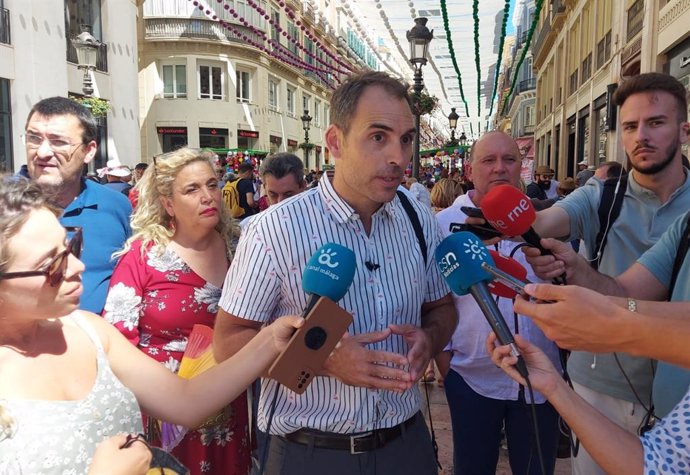 El coordinador general de IU Andalucía, Toni Valero, atiende a los medios en la Feria de Málaga