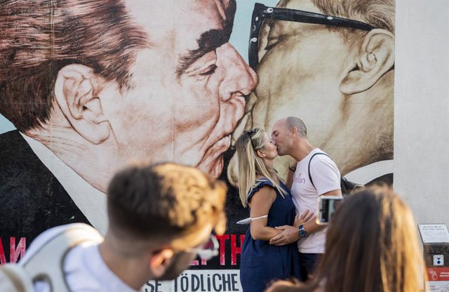 El Beso Muro De Berlin Fallece el autor del mural del beso entre Honecker y Brézhnev en el