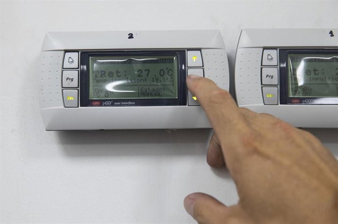 Detalle del termómetro de un establecimiento tras la entrada en vigor de las primeras medidas del Plan de medidas de Ahorro y Eficiencia Energética de la Administración General del Estado (AGE). A 11 de agosto de 2022, en Sevilla (Andalucía, España).