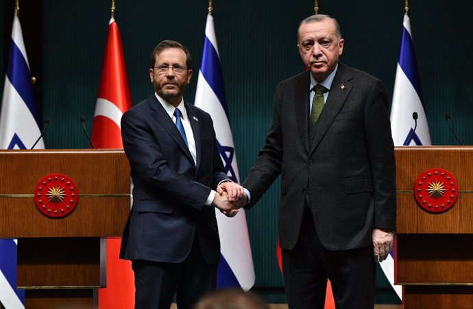 Archivo - FILED - 09 March 2022, Turkey, Ankara: Turkish President Recep Tayyip Erdogan (R) shakes hands with Israeli President Isaac Herzog during a press conference after their meeting at Ankara's Presidential Complex. Israel and Turkey agreed on Wedn