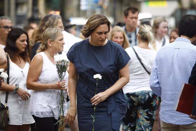La alcaldesa de Barcelona, Ada Colau, deposita flores durante el homenaje a las víctimas del atentado del 17 de agosto, en La Rambla, a 17 de agosto, en Barcelona
