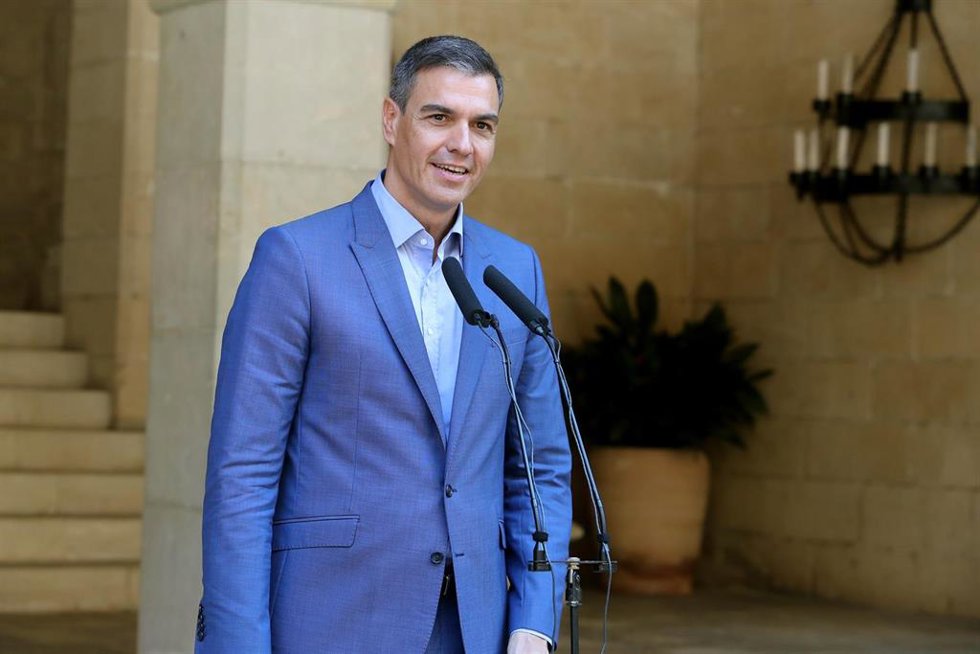 El presidente del Gobierno, Pedro Sánchez, comparece después de su reunión con el rey Felipe VI, en el Palacio de la Almudaina, a 2 de agosto de 2022, en Palma de Mallorca, Mallorca, Islas Baleares (España).
