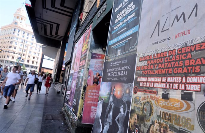 Varios carteles de conciertos en una calle del centro de Madrid, a 26 de julio de 2022, en Madrid (España). Los jóvenes que hayan cumplido 18 años este 2022 pueden solicitar a través de la página web del servicio, el bono cultural joven de 400 euros des