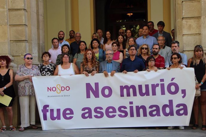 Minuto de silencio guardado en el Ayuntamiento de Sevilla por la última víctima mortal de violencia de género.