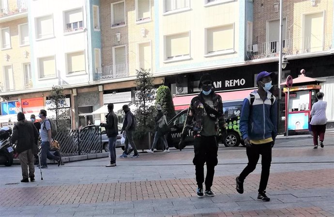 Archivo - Temporeros en la zona de la estación de autobuses de Logroño.