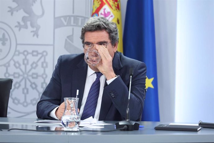 El ministro de Inclusión, Seguridad Social y Migraciones, José Luis Escrivá, bebe agua en una rueda de prensa posterior al Consejo de Ministros, en el Palacio de La Moncloa, en una imagen de archivo.