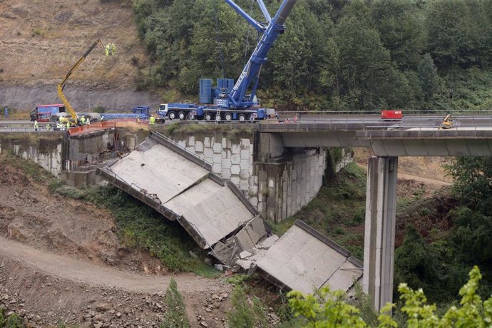 Operarios y grúas trabajan durante el desmontaje del viaducto de la A6 en Pedrafita (Lugo)