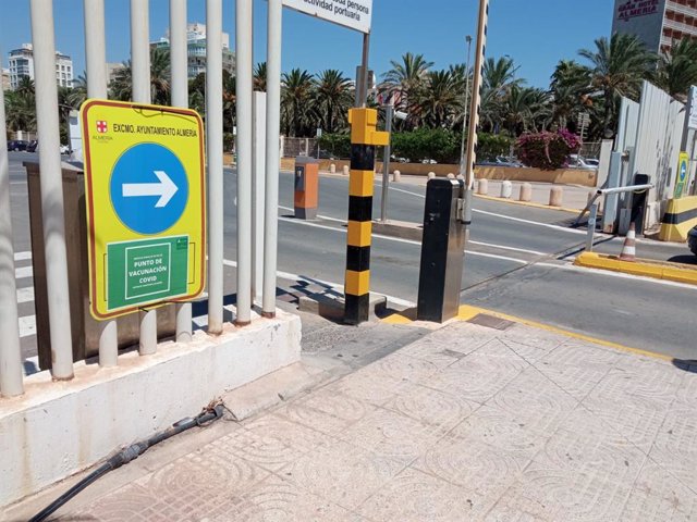 Acceso al punto de vacunación covid habilitado en el Puerto de Almería.