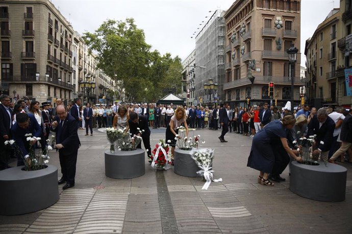 El ministro de Cultura y Deporte, Miquel Iceta, deposita flores durante el homenaje a las víctimas del atentado del 17 de agosto.