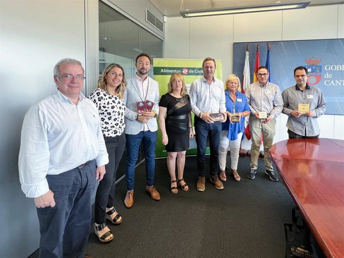 El consejero de Desarrollo Rural, Ganadería, Pesca, Alimentación y Medio Ambiente, Guillermo Blanco, recibe a los productores de Cantabria premiados en el Great Taste Awards que organiza The Guild of Fine Food.