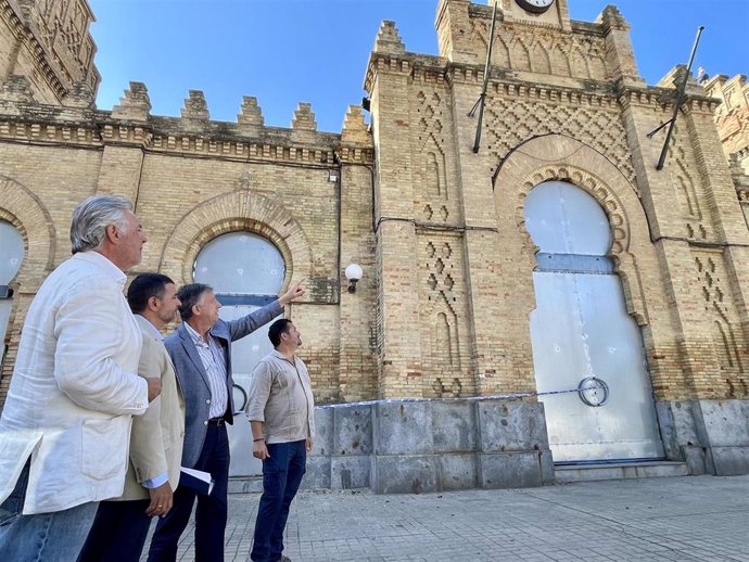 Los popualres en la antigua estación de tren de Huelva.