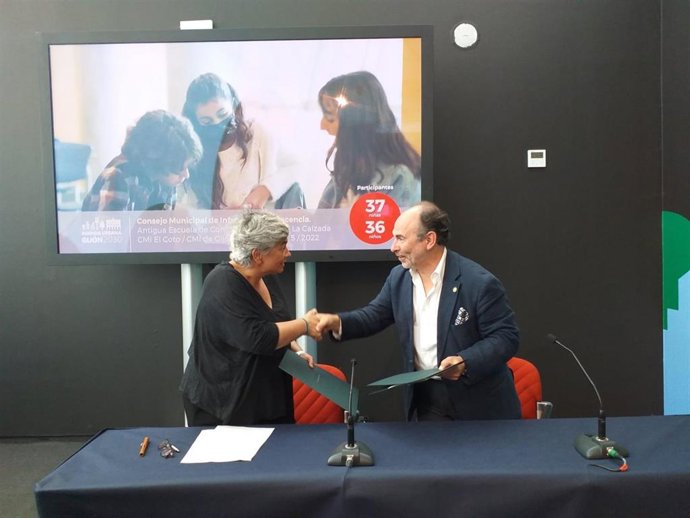 La Alcaldesa De Gijón, Ana González (PSOE), Y El Rector De La Universidad De Oviedo, Ignacio Villaverde, Durante La Firma Del Protocolo De Cesion De Una Parcela En La Pecuaria, En El Marco De La Feria Internacional De Muestras De Asturias (Gijón)