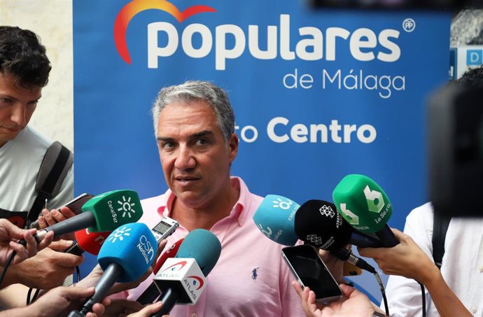 El coordinador general del PP y presidente del PP de Málaga, Elías Bendodo, comparece ante los medios de comunicación en la Feria de Málaga. A 17 de agosto de 2022 en Málaga, (Andalucía, España).