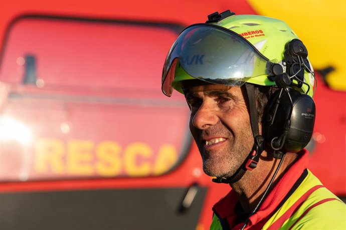 Archivo - El bombero responsable del operativo, Nacho Burgués, en una exhibición de rescate de altura del Grupo Especial de Rescate en Altura (GERA) de Bomberos de la Comunidad de Madrid.