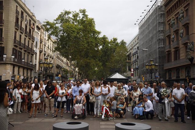 Familiares durante el homenaje a las víctimas del atentado del 17 de agosto, en La Rambla, a 17 de agosto, en Barcelona
