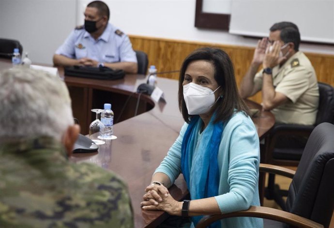 La ministra de Defensa, Margarita Robles, este miércoles en Sevilla durante su visita el Cuartel General de la Fuerza Terrestre del Ejército de Tierra.