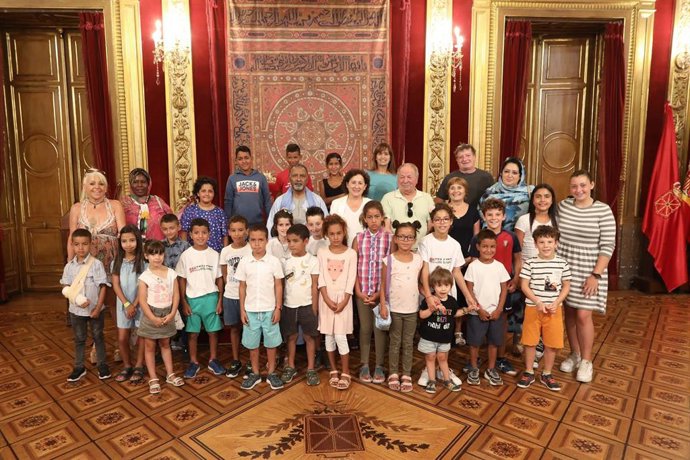 Foto de grupo de la recepción en el Salón del Trono del Palacio de Navarra.