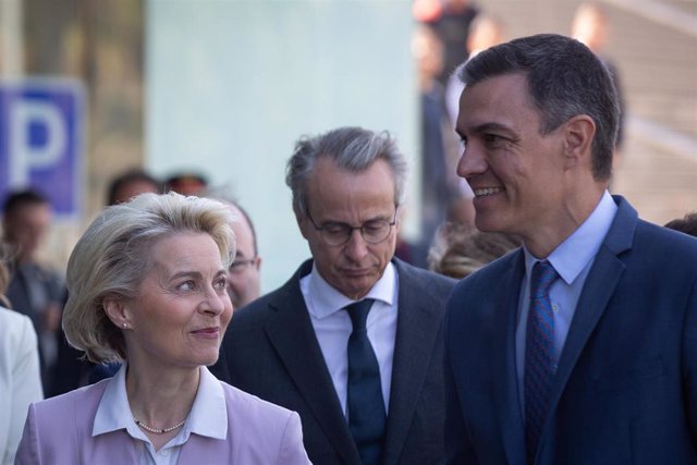Archivo - La presidenta de la Comisión Europea, Ursula Von der Leyen, y el presidente del Gobierno, Pedro Sánchez