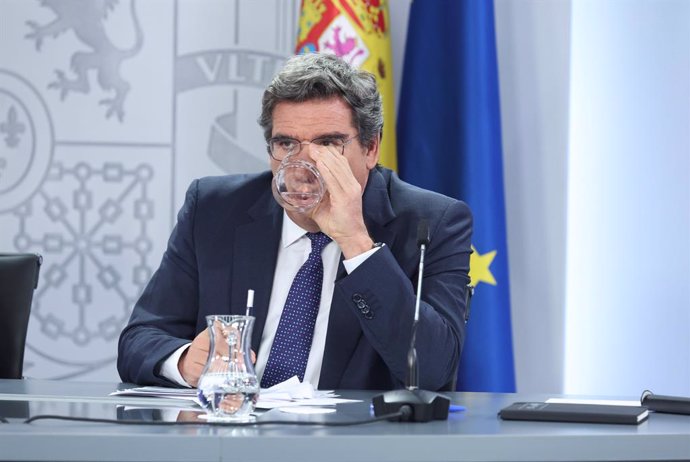 El ministro de Inclusión, Seguridad Social y Migraciones, José Luis Escrivá, bebe agua en una rueda de prensa posterior al Consejo de Ministros, en el Palacio de La Moncloa, a 26 de julio de 2022, en Madrid (España). El Consejo de Ministros ha aprobado 