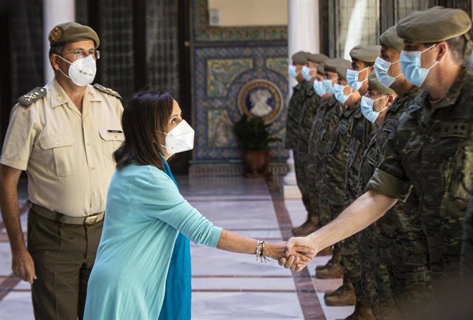 La ministra de Defensa, Margarita Robles, este miércoles en el saludo inicial en su visita al Cuartel General de la Fuerza Terrestre del Ejército de Tierra en Sevilla. 