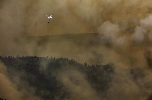 Un helicóptero trabaja en las labores de extinción de un incendio declarado en Bejís